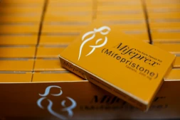 La Cour suprême des Etats-Unis a maintenu temporairement jeudi l'accès par envoi postal à une pilule abortive, la mifépristone, utilisée dans une large majorité des interruptions volontaires de grossesse (IVG) du pays