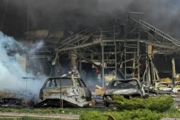 Un secouriste ukrainien éteint un incendie à Zaporijjia, le 5 mai 2026