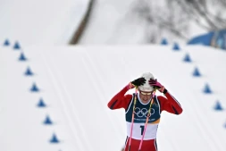 Le fondeur norvégien Johannes Klaebo, vainqueur du 50 km, sa sixième médaille d'or en six courses, aux JO de Milan Cortina, le 21 février 2026 à Lago di Tesero
