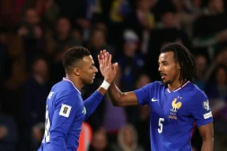 L'attaquant français Kylian Mbappe (à gauche) et le défenseur Jules Kounde lors du match de qualification pour le Mondial-2026 face à l'Ukraine, au Parc des Princes, le 13 novembre 2025