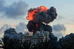 Une boule de feu après une frappe aérienne israélienne sur Tyr, dans le sud du Liban, le 28 mai 2026