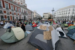 Des manifestants installés dans des tentes sur la Puerta del Sol à Madrid pour protester contre les expulsions de logements, le 27 septembre 2026