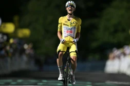 Le maillot jaune Tadej Pogacar franchit en vainqueur la ligne d'arrivée de la 10e étape du Tour de France, au Lioran, le 14 juillet 2026