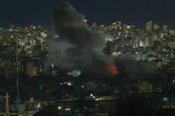 Image tirée d'une vidéo d'AFPTV du 9 mars 2026 montrant des panaches de fumée au-dessus de la banlieue sud de Beyrouth, tôt le matin, après une forte explosion