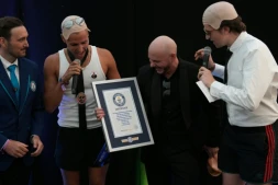 Le rappeur américain Pitbull (2eD) reçoit son diplôme du Guinness des records grâce à un rassemblement de 22.141 fans portant de faux crânes chauves, le 10 juillet 2026 à Londres