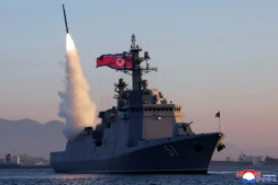 Photo prise le 12 avril 2026 et diffusée par l'agence de presse officielle nord-coréenne KCNA le 14 avril 2026, montrant un tir d'essai de missile depuis le destroyer Choe Hyon dans un lieu non divulgué en Corée du Nord