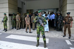 Des agents de sécurité devant la Haute Cour de Colombo, lors du prononcé du verdict du procès des accusés dans les attentats de Pâques 2019, le 22 septembre 2026 à Colombo, au Sri Lanka