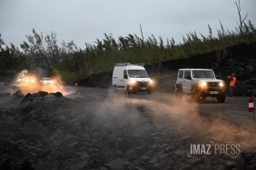 Route des laves : le brise-roche s'attaque à la lave refroidie, les travaux de reconstruction de la RN2 démarrent ce lundi