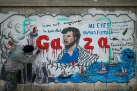 Un artiste peint une fresque dénonçant l'interception par Israël de la flottille pour Gaza, le 19 mai 2026 à Nousseirat, dans le centre de la Bande de Gaza ( AFP / Eyad Baba )