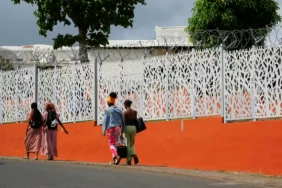 Des étudiantes passent devant le lycée Younoussa Bamana de Mamoudzou, le 28 octobre 2025 à Mayotte ( AFP / Marine GACHET )