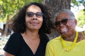 Denise Ledormeur, fondatrice et adulte relais au sein de l’association Handicap Solidaires  En jaune : Geraldine Adolphe, bénévole au sein de l’association Handicap Solidaires