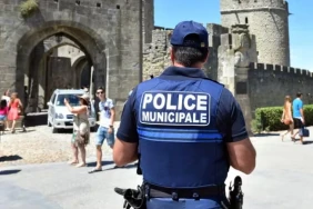 Un policier municipal devant la cité de Carcassonne, le 2 août 2016