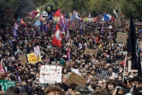 Des manifestants participent à Paris, le 20 septembre 2026