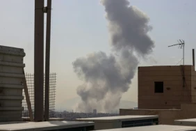 Un panache de fumée s'élève au-dessus d'un secteur de Téhéran alors que les Etats-Unis et Israël ont lancé des frappes sur l'Iran, le 28 février 2026