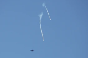 Un avion de combat israélien largue des fusées éclairantes alors qu'il survole la région de Marjayoun, dans le sud du Liban, le 4 juin 2026