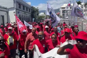 Mobilisation à Saint-Denis : le cortège descend en direction de la préfecture 