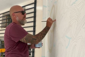 Bruno André, peintre en lettres, embellit la médiathèque Michel Adélaïde