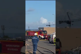 Cambaie : violent incendie dans un entrepôt, une épaisse fumée toujours visible ce dimanche matin