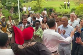 Manuel Valls se laisse aller à quelques pas de maloya