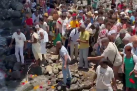Grande Chaloupe : à la fin de la procession, des fleurs jetées à la mer en hommage aux les engagés
