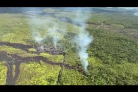 Deux bras de coulée ont traversé la route des Laves