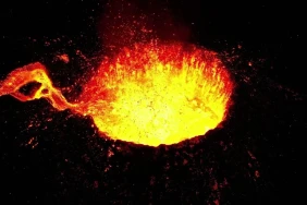 Éruption du Piton de la Fournaise : Au centre du cône, de la roche en fusion