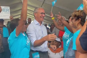 Municipales à Saint-André : Joé Bédier arrive sous les applaudissements des militants