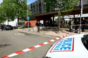 Des policiers devant l'école de  Souffelweyersheim, dans le Bas-Rhin, où deux fillettes ont été blessées au couteau, le 18 avril 2024