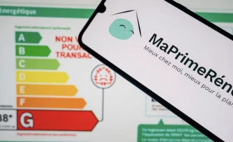 Parmi les travaux isolés de rénovation pris en charge par MaPrimeRénov' figurent la pose d'une chaudière ou de fenêtres. (JEAN-MARC BARRERE / HANS LUCAS / AFP)