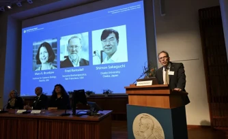 Thomas Perlmann, secrétaire général de l'Assemblée Nobel, lors de l'annonce des lauréats du prix Nobel de médecine 2025 à Mary E. Brunkow, Fred Ramsdell et Shimon Sakaguchi, le lundi 6 octobre 2025 à Stockholm (Suède). - 