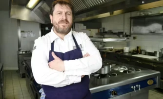 Le chef Olivier Bellin dans son restaurant L'Auberge des Glazicks le 25 janvier 2018 à Plomodiern, dans le Finistère ( AFP / FRED TANNEAU )