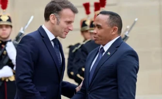 Emmanuel Macron accueille Emmanuel Macron et Michaël Randrianirina