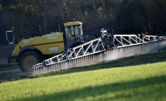 Un engin épand des pesticides à Illiers-Combray (Illiers-Combray), le 14 novembre 2024. (JEAN-FRANCOIS MONIER / AFP)