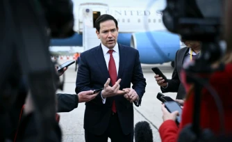 Le secrétaire d'État américain Marco Rubio s'adresse à la presse à l'issue d'une réunion des ministres des Affaires étrangères du G7 avant son départ de l'aéroport du Bourget, près de Paris, le 27 mars 2026