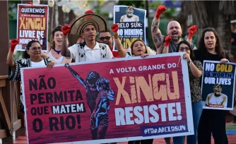 Des représentants autochtones et militants de l'organisation Alianca Pela Volta Grande do Xingu manifestent pour demander au président Lula et aux délégués de la COP30 de protéger l'Amazonie, à Guajara Bay, à Belém, le 14 novembre 2025 © Pablo PORCIUNCULA / AFP
