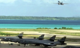 Décollage d'un bombardier américain de la base de Diego Garcia pour une mission en Aghanistan en 2001 ( DOD / USAF )