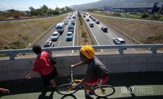 embouteillage contraste avec une personne à pied et l'autre en vélo 