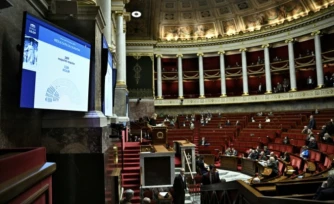 Resultats du vote d'une motion de censure contre le 49.3 à l'Assemblée Nationale, à Paris, le 5 février 2025 ( AFP / JULIEN DE ROSA )