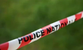 En début d'après-midi, dans un quartier du nord de Clermont-Ferrand, "un homme, armé d'un couteau, s'est rué sur un policier qui tentait de l'interpeller alors que cet individu venait d'agresser plusieurs personnes", a expliqué le procureur de la République ( AFP / FRED TANNEAU )