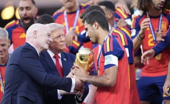 Donald Trump a remis le trophée aux Espagnols. (©