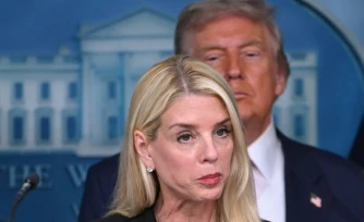La ministre américaine de la Justice, Pam Bondi, et le président américain Donald Trump lors d'une conférence de presse à la Maison Blanche, le 11 août 2025 à Washington