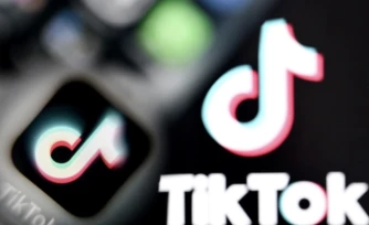 Cinq influenceurs aux contenus jugés problématiques par certains députés, auditionnés par la commission d'enquête sur les effets psychologiques de TikTok sur les mineurs mardi, ont rejeté la responsabilité sur les parents et les plateformes ( AFP / Kirill KUDRYAVTSEV )