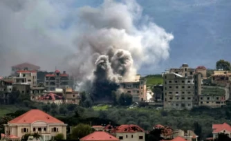 Frappe aérienne israélienne sur le village de Khiam, dans le sud du Liban, prÚs de la frontiÚre avec Israël, vue depuis la ville voisine de Marjayoun, le 16 mars 2026 ( AFP / - )