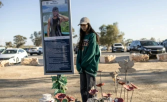 Une femme se recueille le 7 octobre 2025 devant le mémorial d'une victime de l'attaque du Hamas au festival Nova deux ans plus tôt, à Réïm, dans le sud d'Israël ( AFP / JOHN WESSELS )