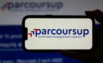 AprÚs plus de deux mois et demi d'attente, l'heure du verdict approche: les premiers résultats de la plateforme d'inscription post-bac Parcoursup sont attendus mardi soir pour les lycéens et les étudiants en réorientation