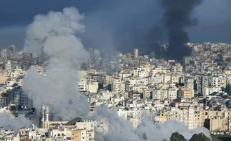 L'Iran sous le feu israélo-américain, Trump dit avoir "presque tout détruit"