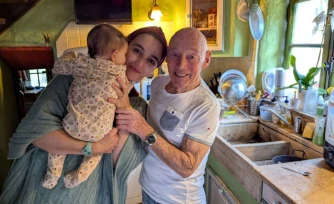 Boule-d'Amont (Pyrénées-Orientales), le 11 février. Pierre Sablé, ici avec sa femme Aïcha et leur petite fille, Louisa Maria. LP/Nelly Barbé