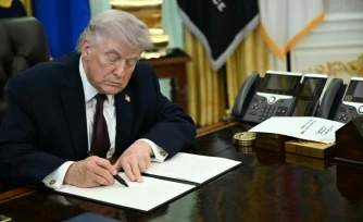 Le président américain Donald Trump signe des décrets dans le Bureau ovale de la Maison Blanche, le 31 mars 2026 à Washington