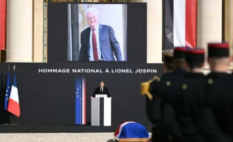 Le président Emmanuel Macron prononce un discours lors d'un hommage national à l'ancien Premier ministre socialiste Lionel Jospin à l'Hôtel des Invalides à Paris, le 26 mars 2026 ( AFP / Bertrand GUAY )