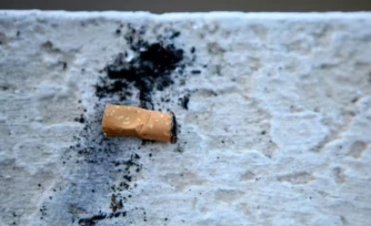 Le cancer du poumon touche ainsi beaucoup plus souvent les personnes les plus modestes, pointe l'étude ( AFP / Pascal POCHARD-CASABIANCA )
